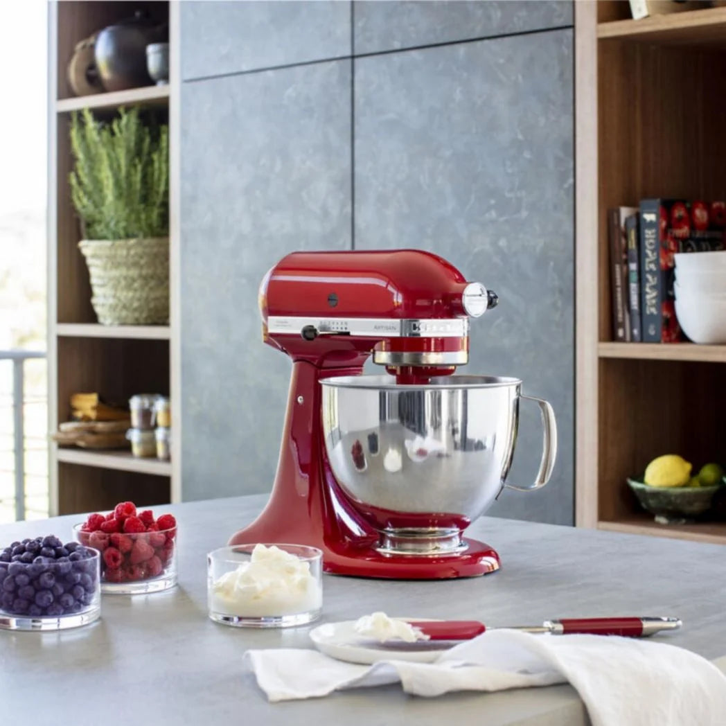 Robot pâtissier multifonction KitchenAid Artisan à tête inclinable avec 4 accessoires et bol de 4,8 L | Crème