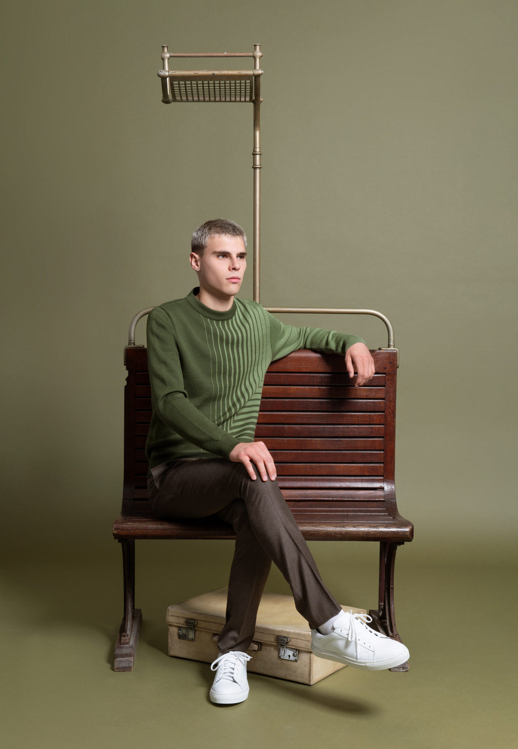 look homme pull jacquard en laine mérinos vert motif graphique. pantalon flanelle brun sneakers blanches