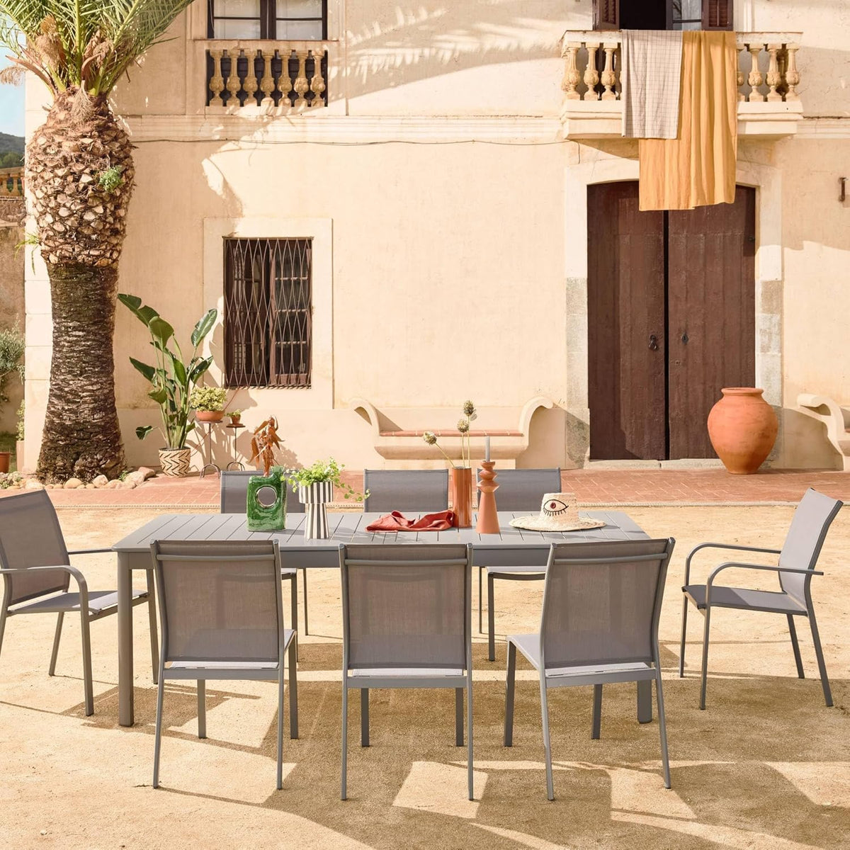 sweeek - Table de Jardin Extensible Aluminium + 10 assises Aluminium et textilène Anthracite. 8 chaises. 2 fauteuils. 10 Places. 290 x 100 x 75 cm