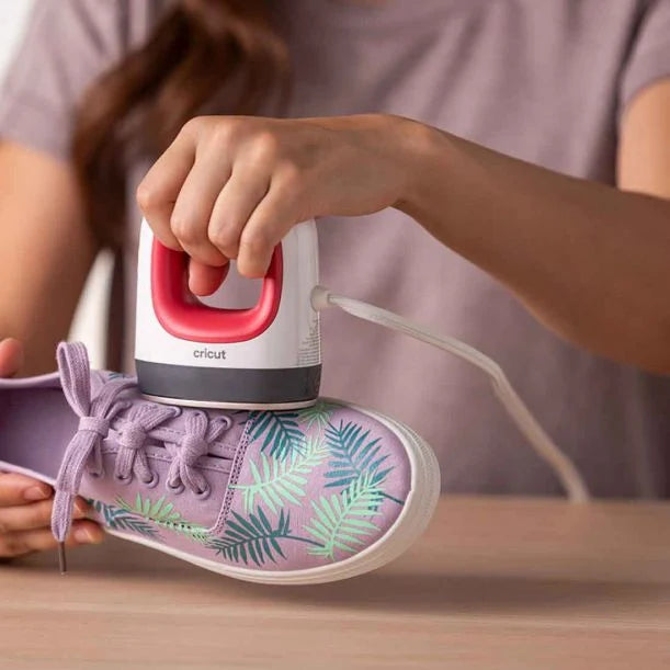 EasyPress Mini™ en color frambuesa + Paquete Esencial de Materiales para Planchar