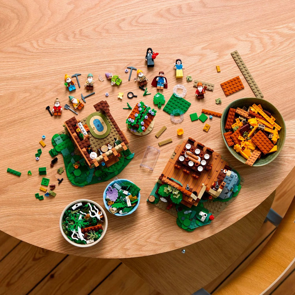 LEGO – Disney Casa de Blancanieves y los Siete Enanitos Set para Construir y Exhibir 43242