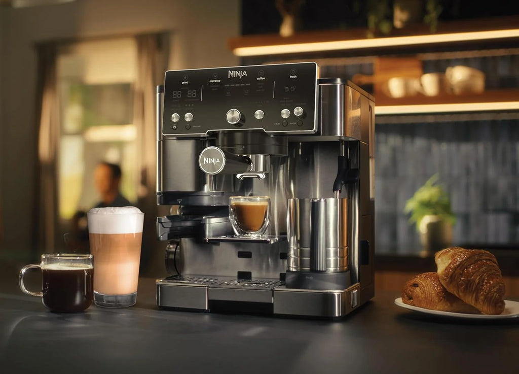 NINJA Machine à café Luxe Essential 2-en-1, Latte, Cappuccino et Espresso avec broyeur à grains et mousseur à lait intégrés, facile à utiliser, 2 préréglages mousse, argent, ES501EU