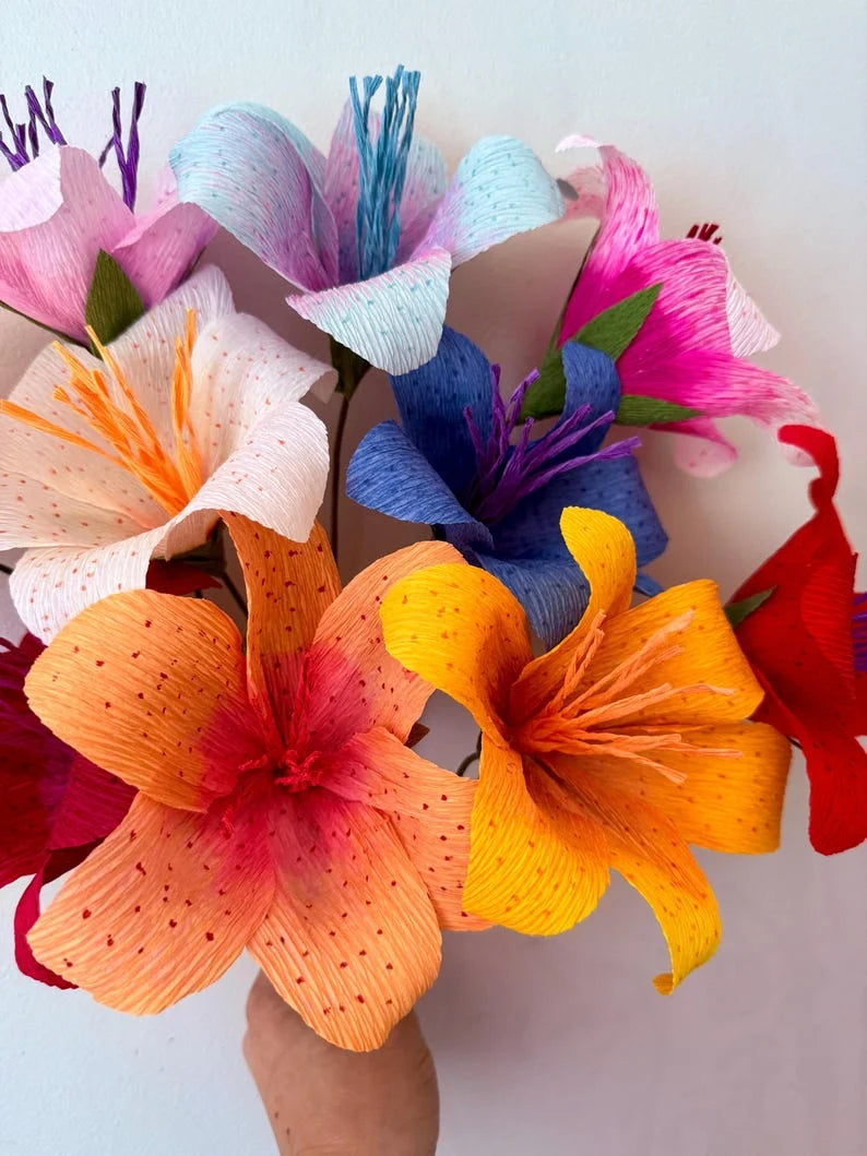 Lirios de papel crepé para decoración de bodas y del hogar.