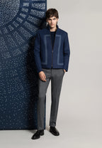 Blouson zippé en laine bleu à découpes contrastées