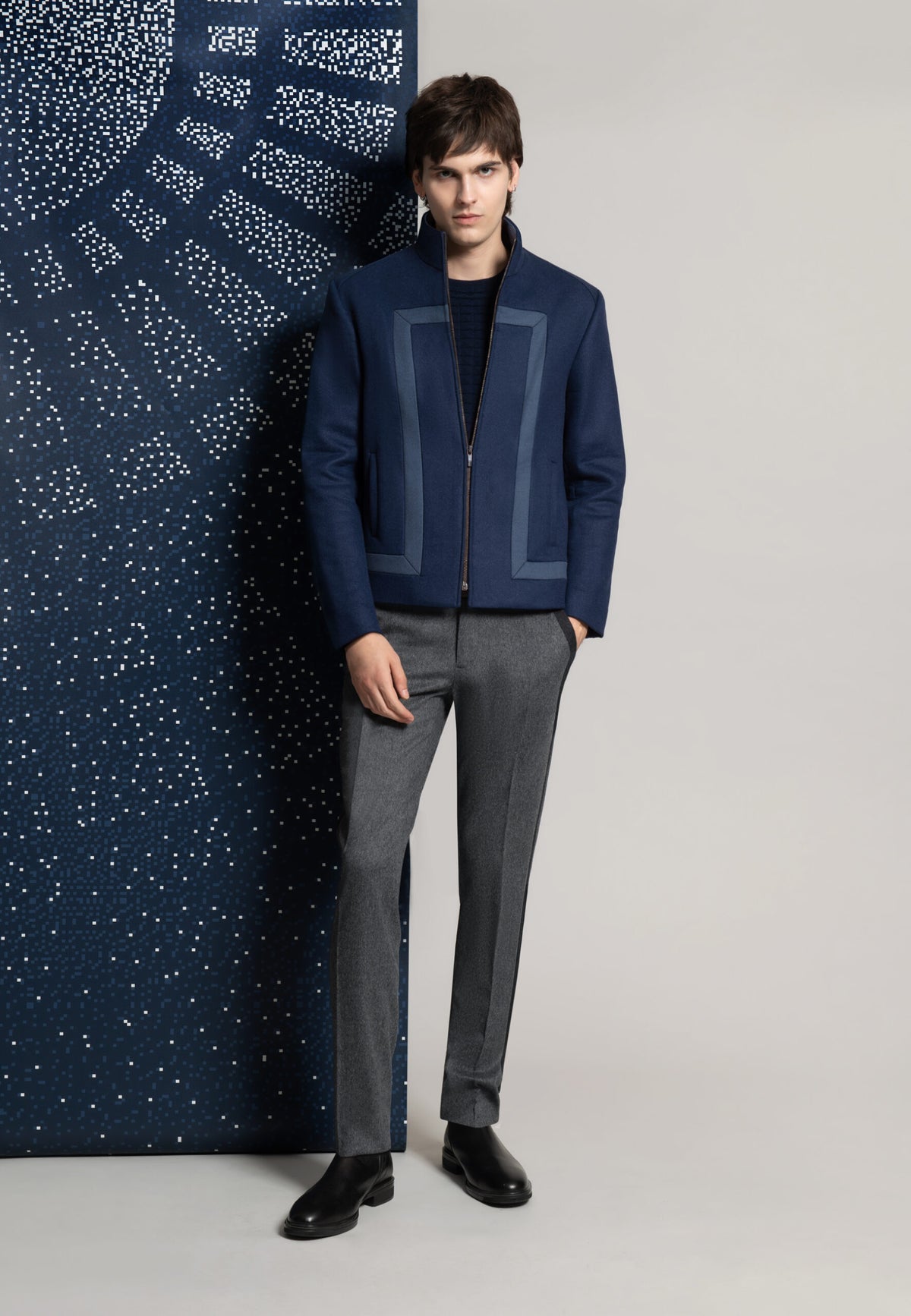 Blouson zippé en laine bleu à découpes contrastées