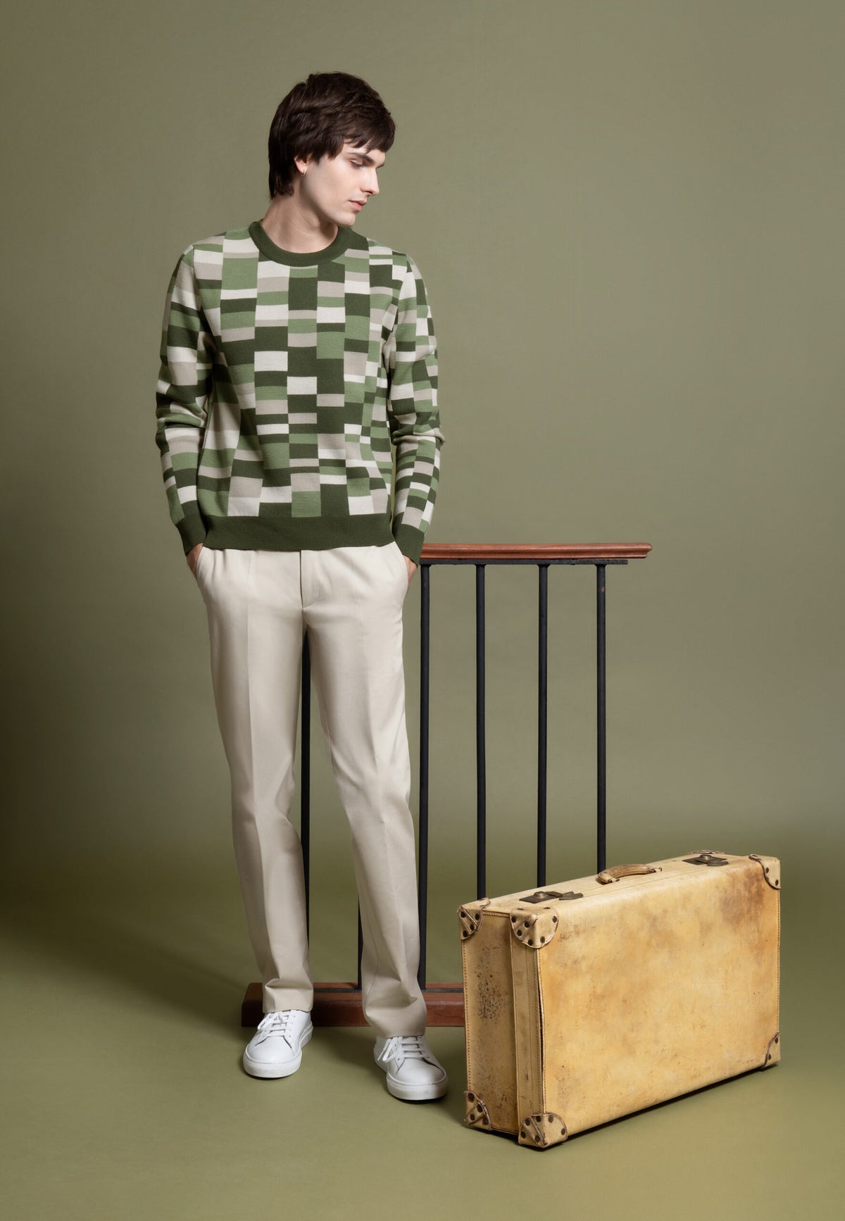 look homme Pull jacquard en laine carreaux verts, Pantalon coton beige