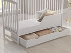Love For Sleep lit bébé évolutif en bois blanc 120 × 60 cm avec matelas mousse, tiroir, barrière de sécurité et protections en silicone, modèle Jacob