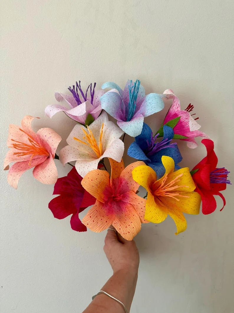 Lirios de papel crepé para decoración de bodas y del hogar.