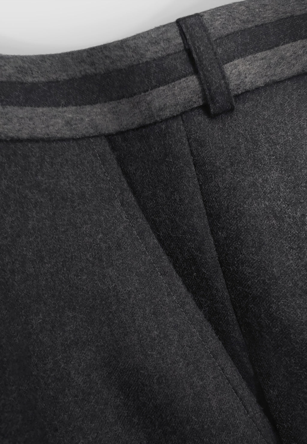 Pantalon en flanelle de laine gris foncé à ceinture contrastée