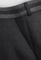 Pantalon en flanelle de laine gris foncé à ceinture contrastée