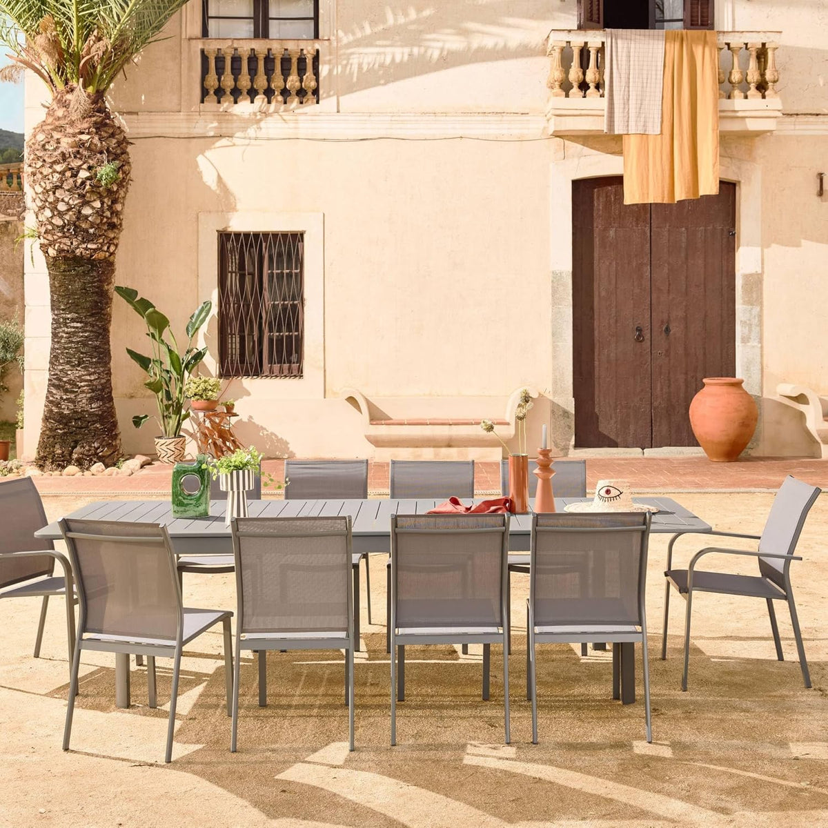 sweeek - Table de Jardin Extensible Aluminium + 10 assises Aluminium et textilène Anthracite. 8 chaises. 2 fauteuils. 10 Places. 290 x 100 x 75 cm