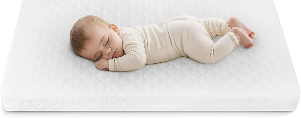 Love For Sleep lit bébé évolutif en bois blanc 120 × 60 cm avec matelas mousse, tiroir, barrière de sécurité et protections en silicone, modèle Jacob