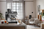 De'Longhi La Specialista Opera EC9555.BK, Machine à café Espresso avec Moulin à Café Intégré, Fonction d'infusion froide, Comprend un bâton de vapeur pour mousser le lait, Comprend des accessoires