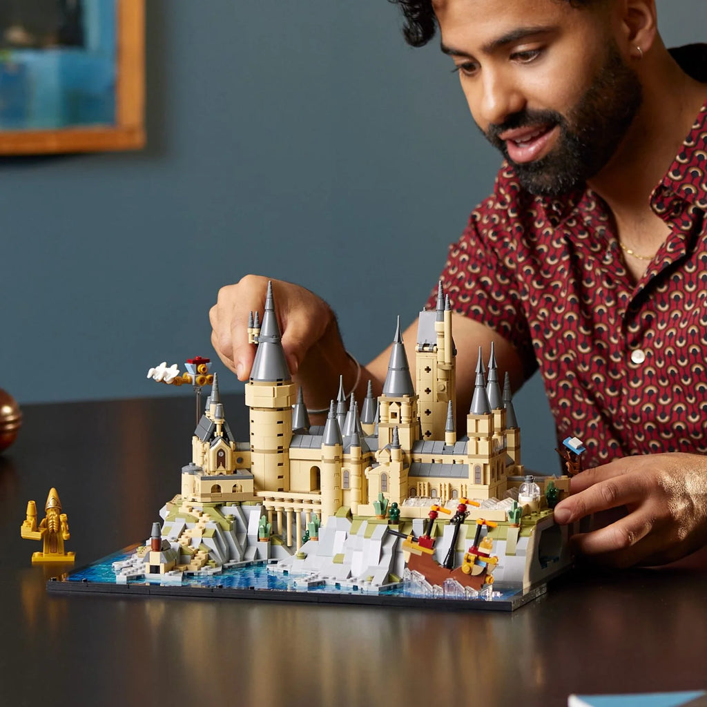 LEGO – Harry Potter Castillo de Hogwarts y Terrenos Set de Construcción Mágica 76419