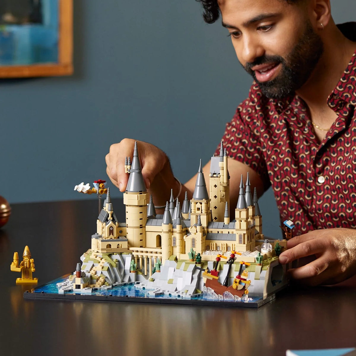 LEGO – Harry Potter Castillo de Hogwarts y Terrenos Set de Construcción Mágica 76419