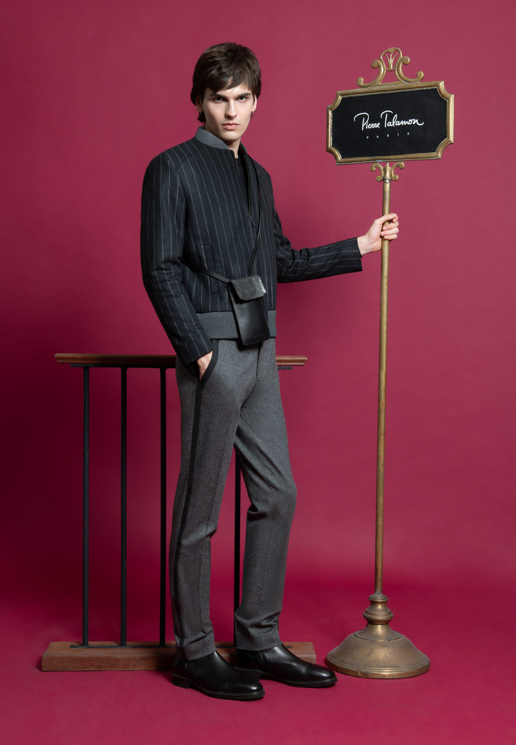 Pantalon en flanelle de laine gris à bandes latérales contrastées