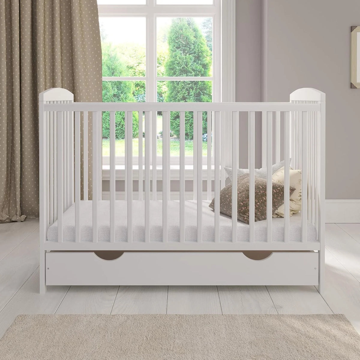 Love For Sleep lit bébé évolutif en bois blanc 120 × 60 cm avec matelas mousse, tiroir, barrière de sécurité et protections en silicone, modèle Jacob
