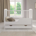Love For Sleep lit bébé évolutif en bois blanc 120 × 60 cm avec matelas mousse, tiroir, barrière de sécurité et protections en silicone, modèle Jacob