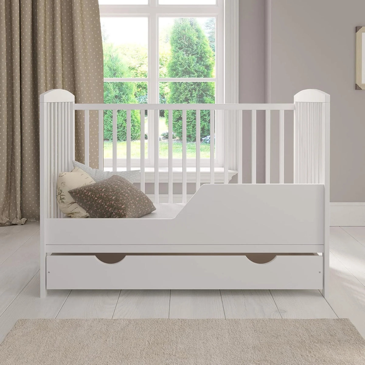 Love For Sleep lit bébé évolutif en bois blanc 120 × 60 cm avec matelas mousse, tiroir, barrière de sécurité et protections en silicone, modèle Jacob
