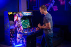 Arcade1Up – Máquina Arcade NFL Blitz con Base Elevadora y Marquesina Iluminada – Multicolor