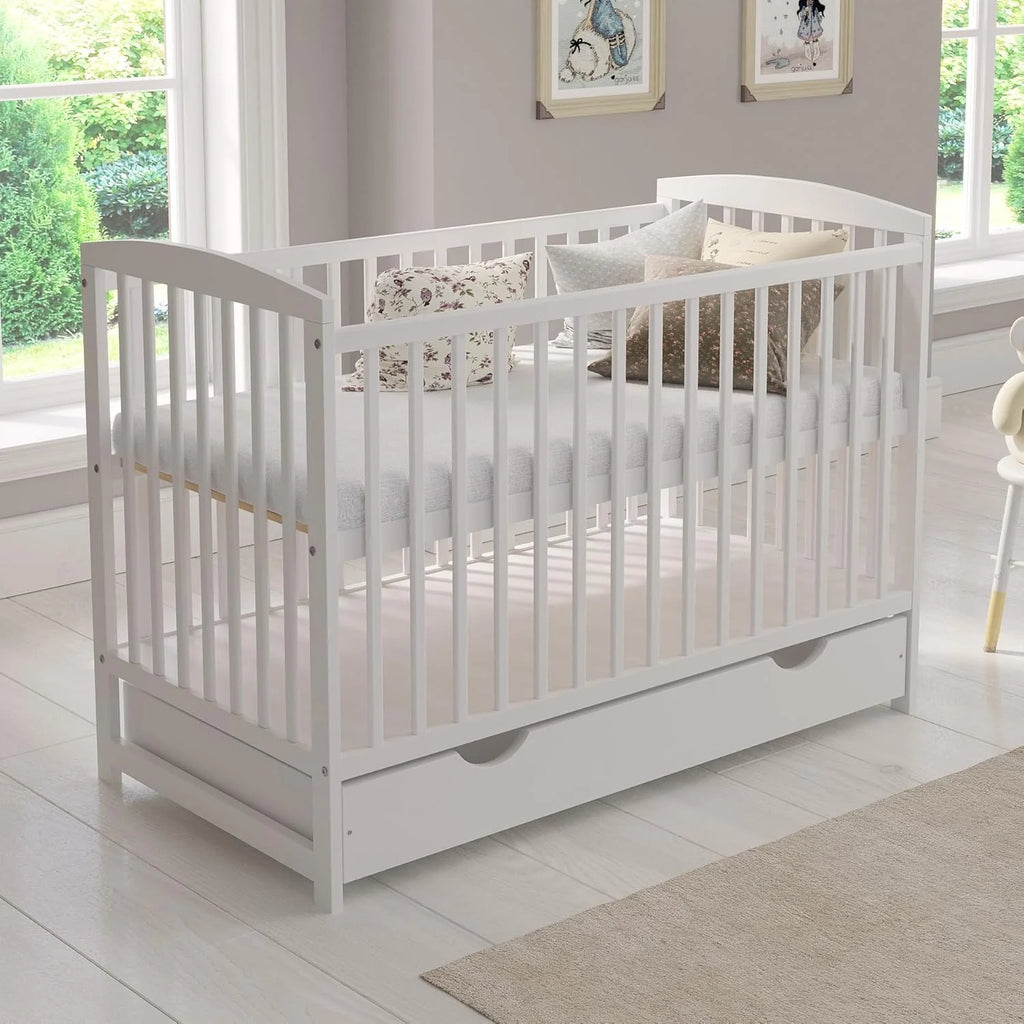 Love For Sleep lit bébé évolutif en bois blanc 120 × 60 cm avec matelas mousse, tiroir, barrière de sécurité et protections en silicone, modèle Jacob