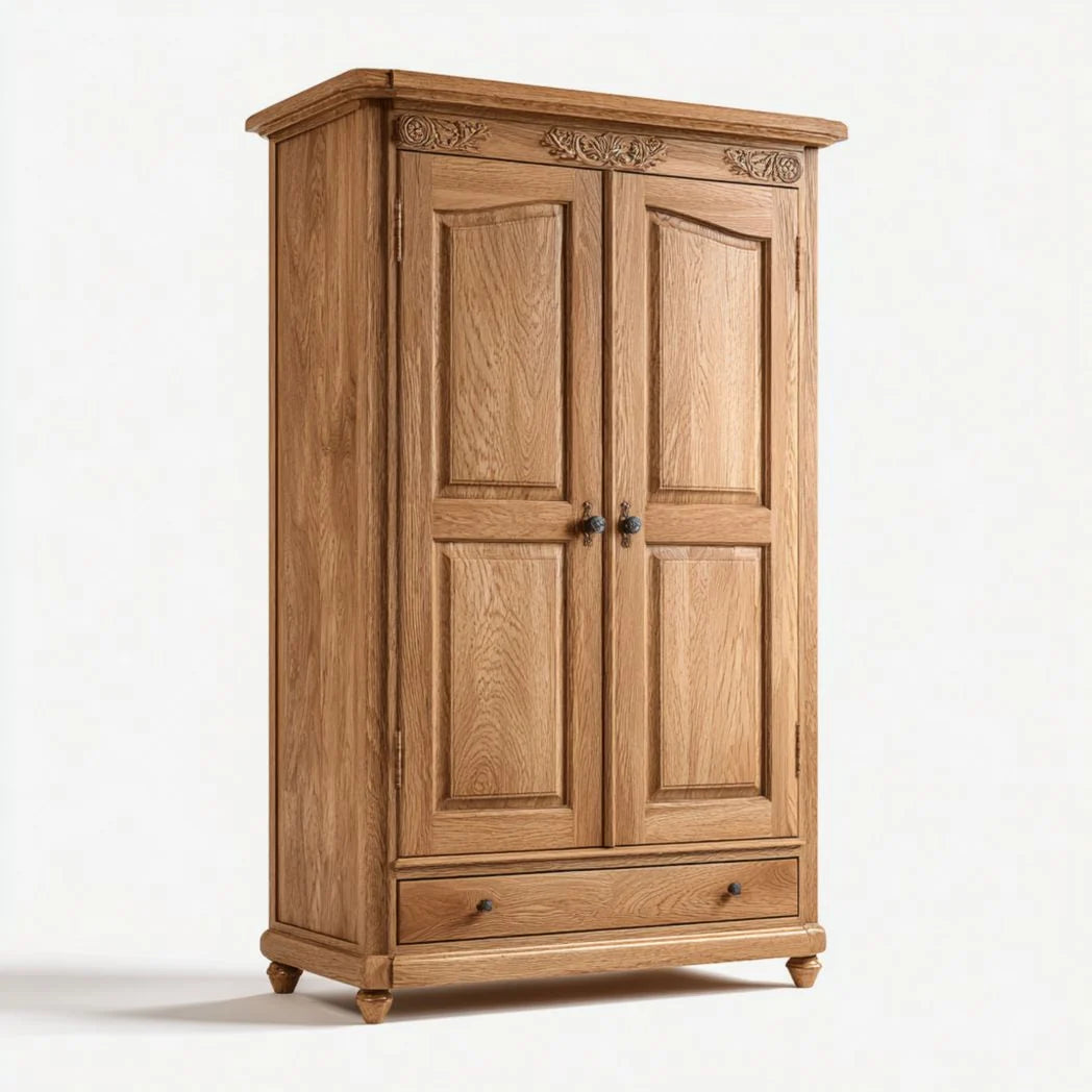 Armoire en bois à décor sculpté, deux portes et un tiroir