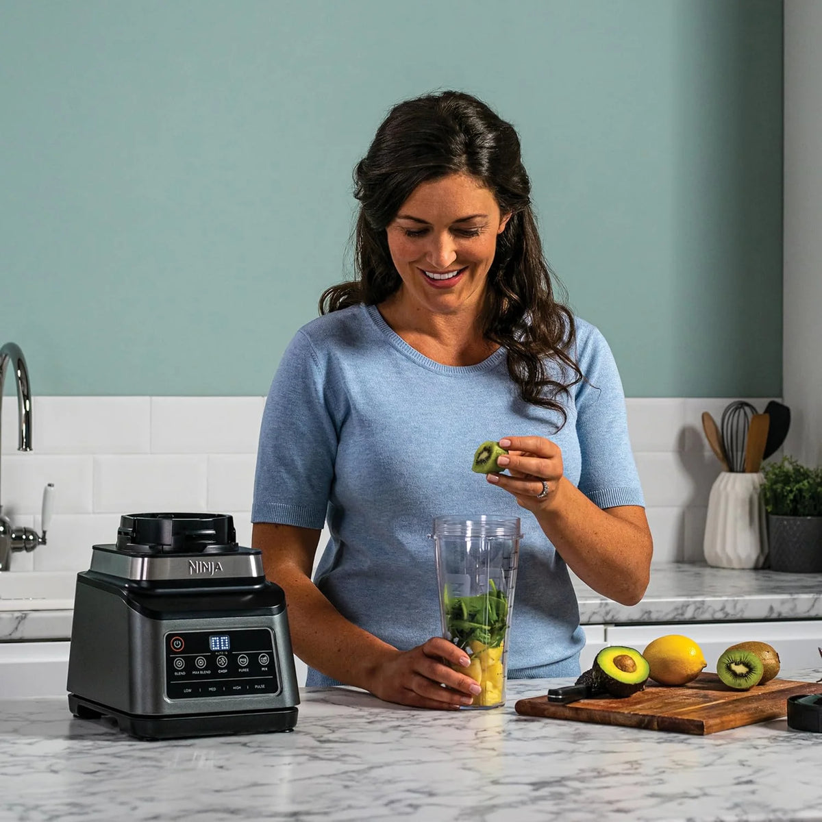 Ninja 3-en-1 Robot de cuisine et mixeur avec 5 programmes: Mixer, Mixer Max, Hacher, Mélanger, Purée, Bol 1,8L, Cruche 2,1L, Tasse 700ml, 1200W, lavables au lave-vaisselle, Auto-iQ, Noir BN800EU