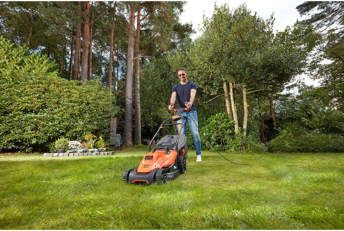 BLACK+DECKER BEMW471ES, Cortacésped eléctrico 1.600W 38 cm, Anchura de Corte de 38 cm, 6 Alturas Ajustables de Corte de 20, 30, 40, 50, 60 y 70 mm, Mango EASYSTEER de 3 Posiciones