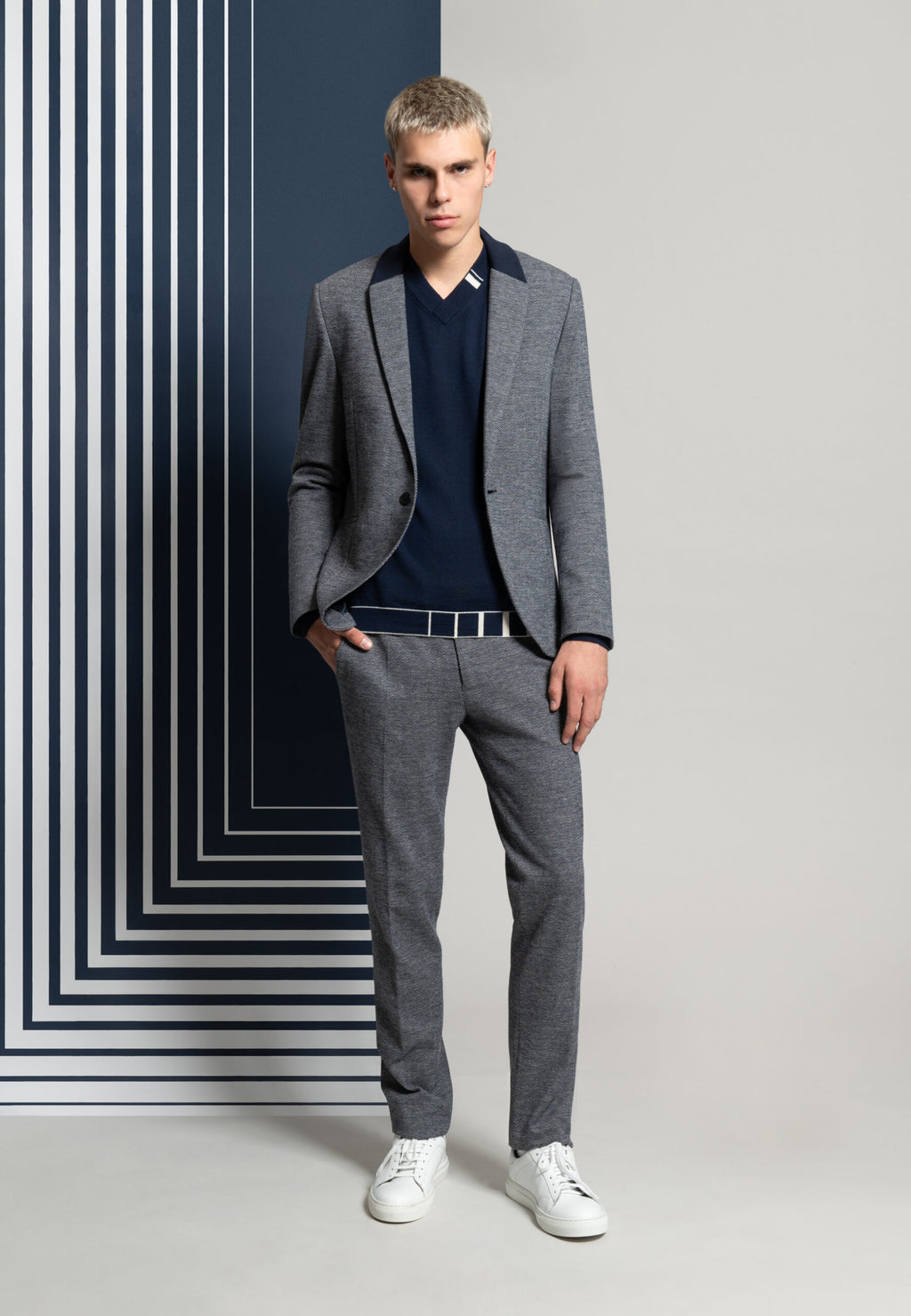 look homme costume en jersey bleu, pull bleu marine col V graphique contrasté blanc