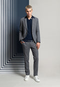 look homme costume en jersey bleu, pull bleu marine col V graphique contrasté blanc
