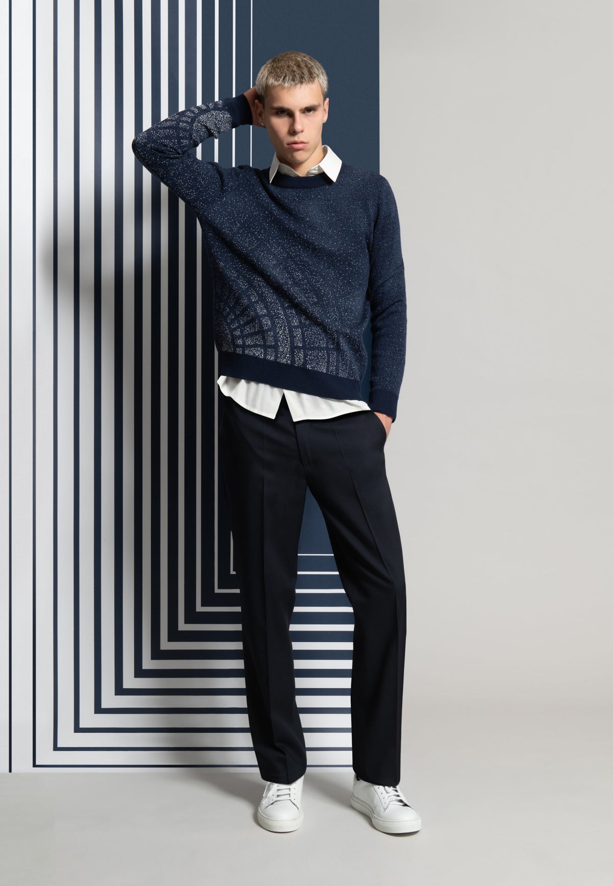 look homme pull jacquard bleu marine motif neige , pantalon bleu marine, chemise blanche