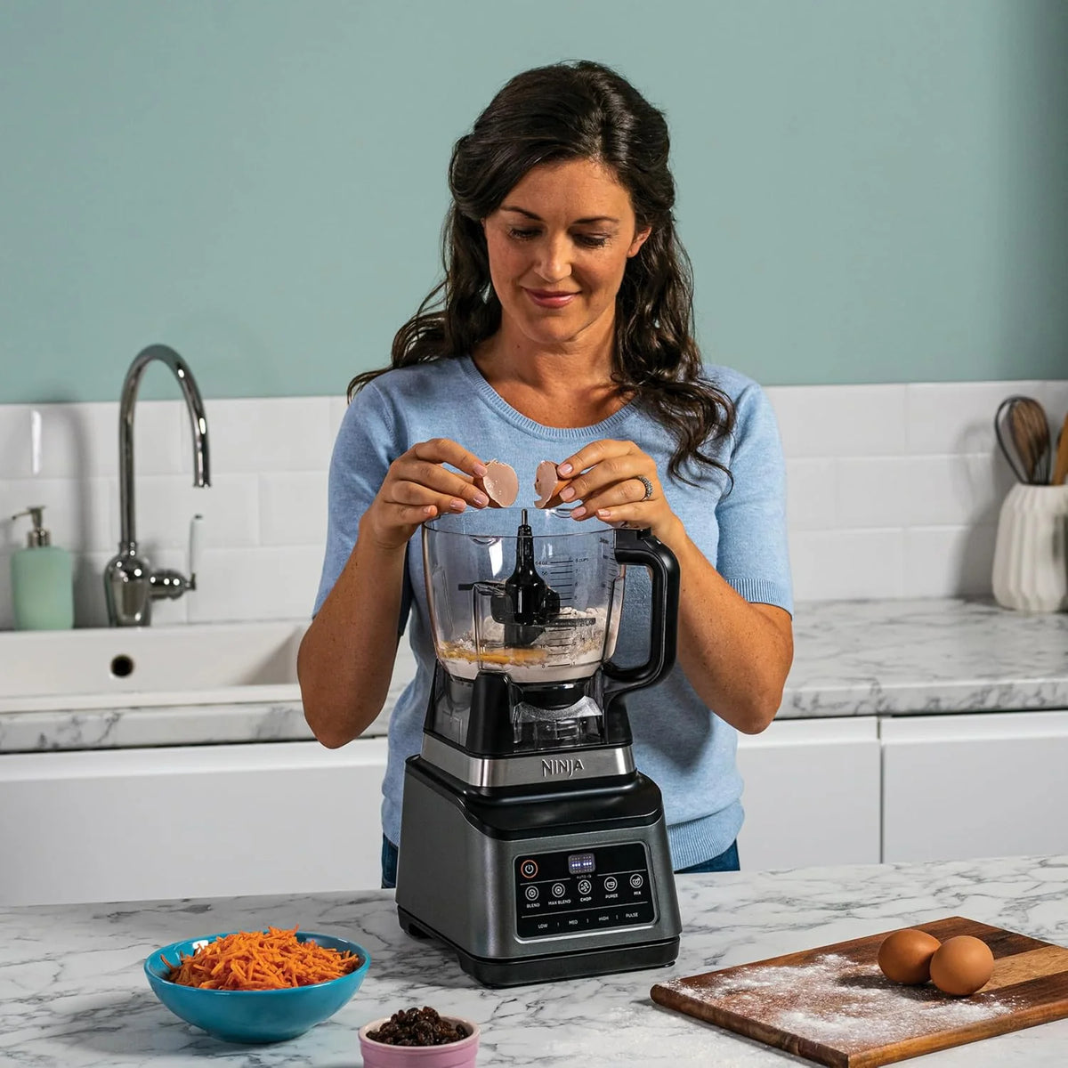 Ninja 3-en-1 Robot de cuisine et mixeur avec 5 programmes: Mixer, Mixer Max, Hacher, Mélanger, Purée, Bol 1,8L, Cruche 2,1L, Tasse 700ml, 1200W, lavables au lave-vaisselle, Auto-iQ, Noir BN800EU