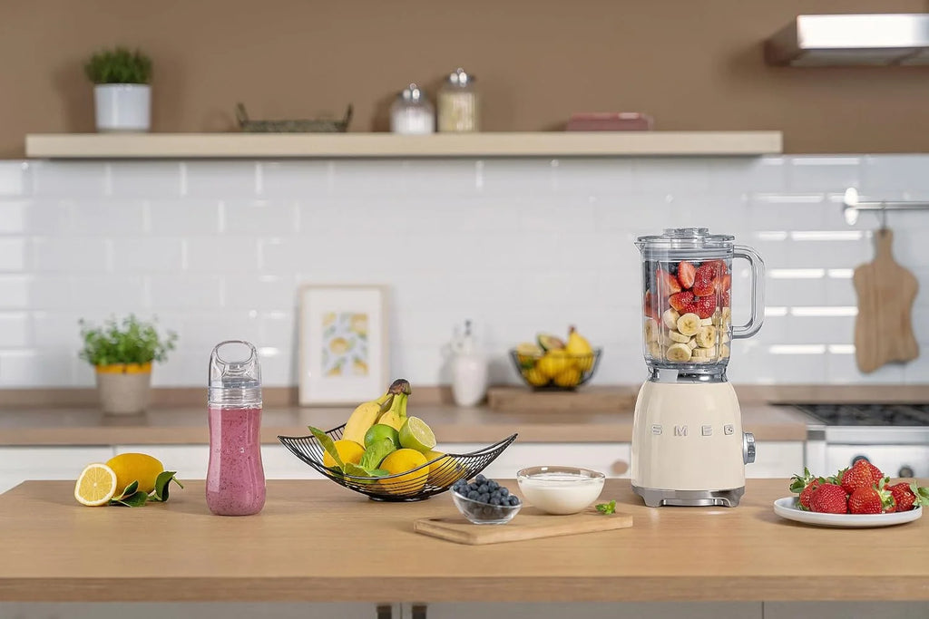 Smeg, Blender BLF03CREU 1,5 L, 4 Vitesses, 4 Fonctions Smoothie, Pulse, Glace Pilée et Autonettoyant, Bloc Moteur et Bouchon Doseur, Base Antidérapante, Range Cordon Intégré, 800W, Crème