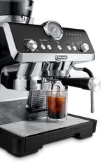 De'Longhi La Specialista Opera EC9555.BK, Machine à café Espresso avec Moulin à Café Intégré, Fonction d'infusion froide, Comprend un bâton de vapeur pour mousser le lait, Comprend des accessoires