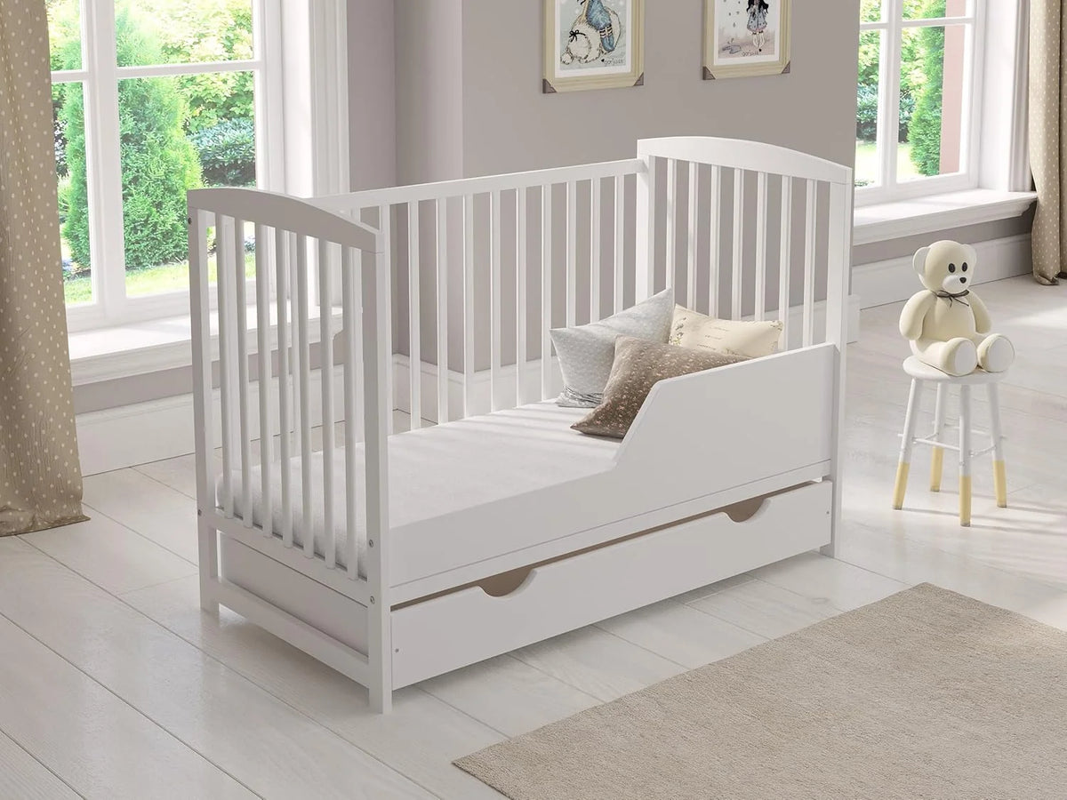 Love For Sleep lit bébé évolutif en bois blanc 120 × 60 cm avec matelas mousse, tiroir, barrière de sécurité et protections en silicone, modèle Jacob
