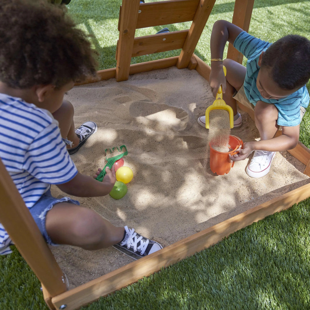 Juego de Patio KidKraft Ainsley de Madera con Resbaladilla y Muro de Escalada