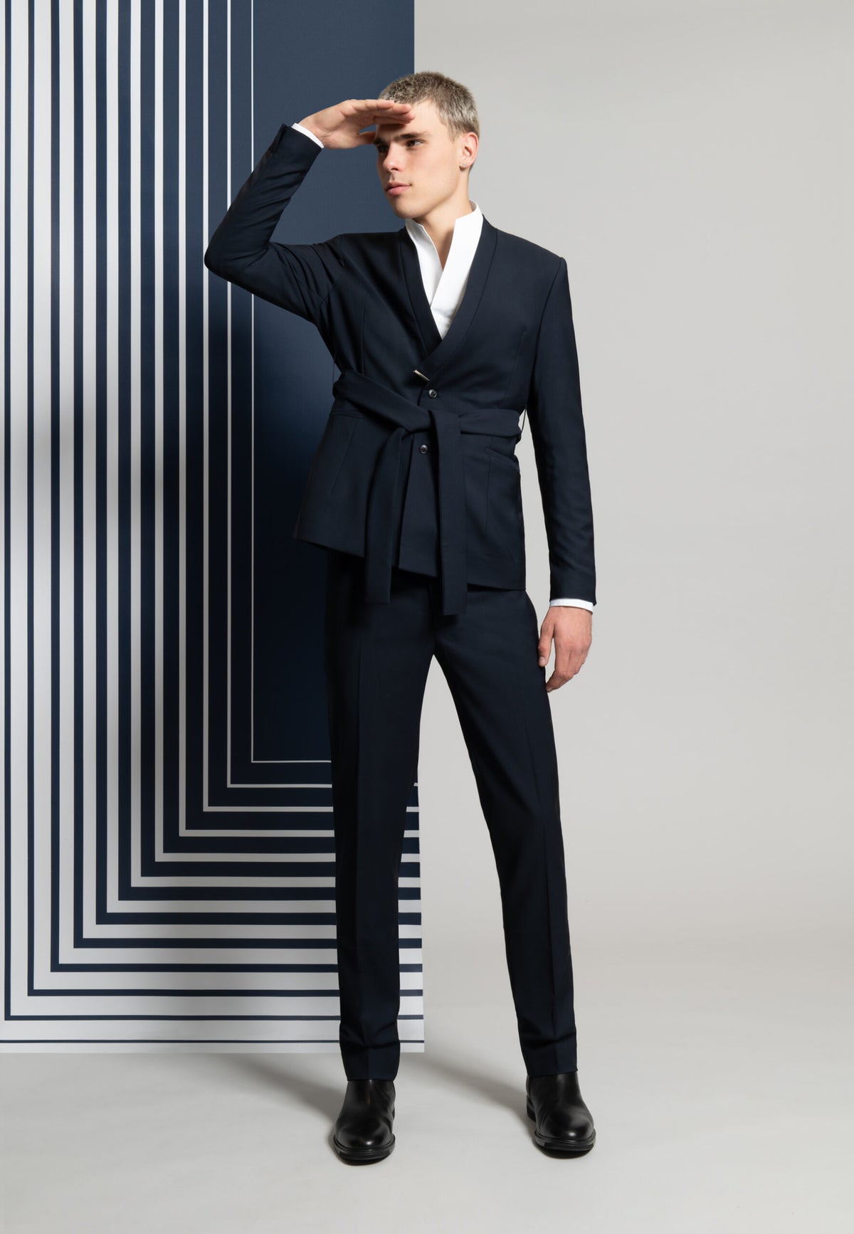 Pantalon en laine bleu marine à poches rectangulaires